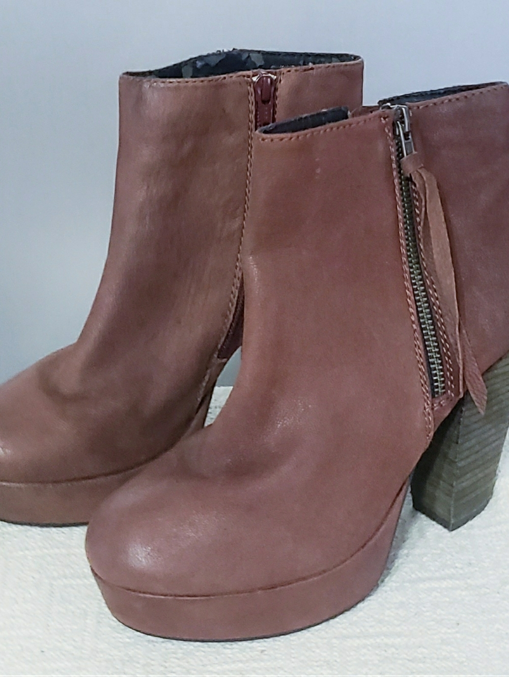 WOMENS WINE/ BURGANDY STEVE MADDEN REDUXX ANKLE BOOTS. DOUBLE ZIPPERS. SZ 8